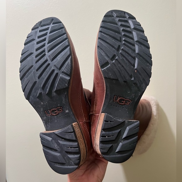 UGG Austrailia S N 5608 - Picture 4 of 5